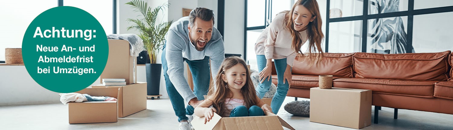 Familie mit Umzugskartons.