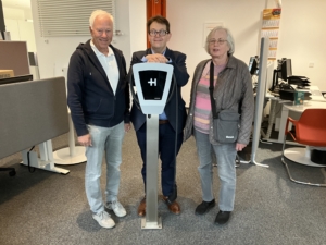 Dr. Marcel Haak überreichte jetzt ein Modell „Heidelberg Energy Control“ an Ortrud Schneider (r.) sowie ein Modell „Heidelberg Standard“ an Hans-Edgar Ojemann (l.).