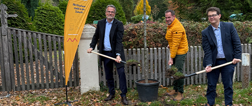 Baumpflanzaktion der Energiewerke Isernhagen GmbH und Avacon Connect Gmbh, mit Bürgermeister Tim Mithöfer